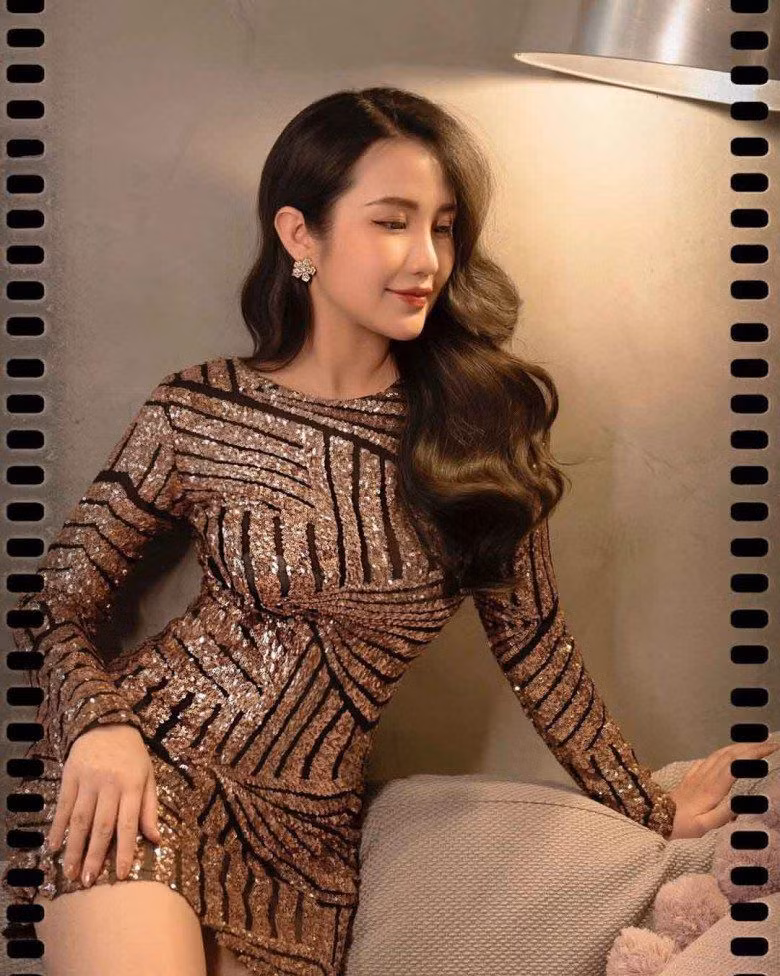 Sau sinh 1 tháng, vợ thiếu gia Phan Thành còn khá mũm mĩm nhưng vẫn rất tươi tắn công khai con trai đầu lòng cho người hâm mộ.