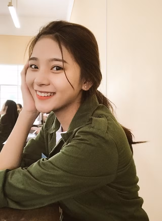 Sở hữu nụ cười cực tươi, góc nghiêng thần thánh và cả chiều cao lý tưởng 1m68, Minh Huyền dễ dàng "chiếm đoạt" trái tim của bất cứ chàng trai nào tiếp xúc với mình.