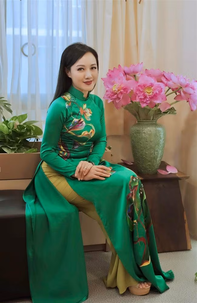 Theo đó, nữ BTV VTV đã kể về cái khó khi liên tục phải thay đổi kiểu tóc, trang phục sao cho phù hợp với thời tiết mà mình dẫn hôm đó.