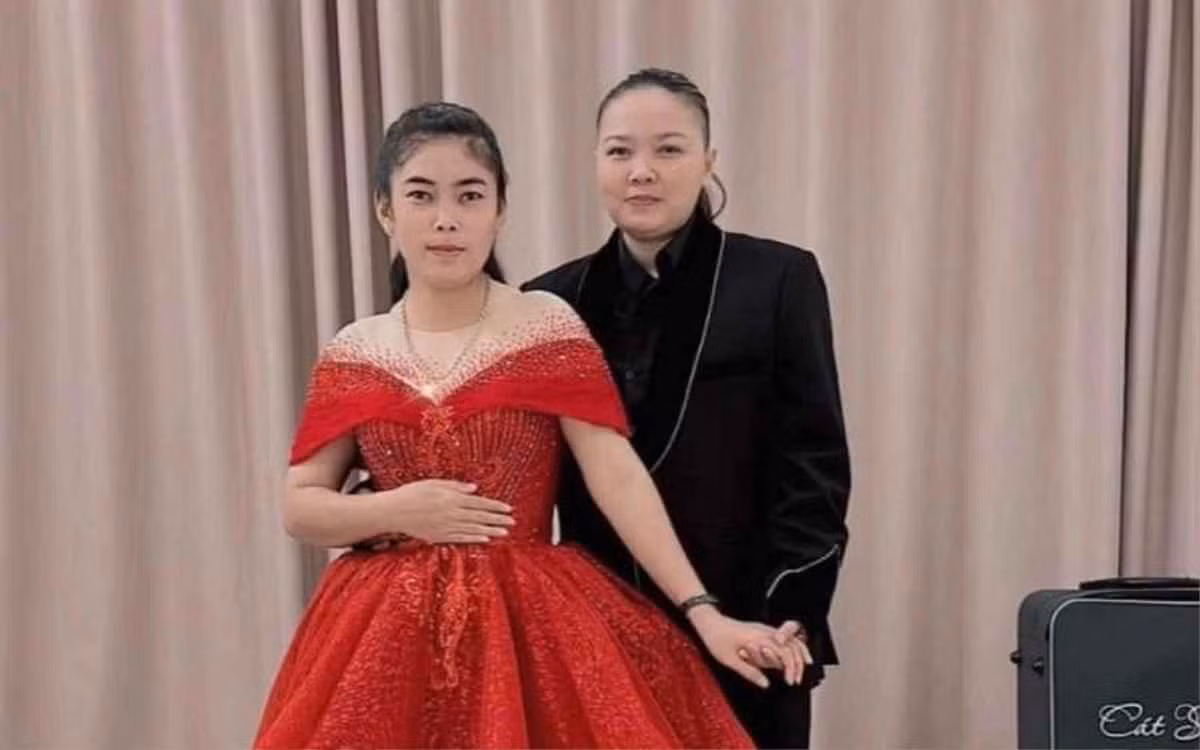 "Cô Hai Báo" Ngọc Linh vốn là tiktoker không mấy xa lạ với giới trẻ hiện nay. Nổi lên từ chuyện tình yêu đồng giới với "Mợ Hai Báo" Ngọc Huyền, "Cô Hai Báo" dần tham gia các sự kiện lớn nhỏ và tên tuổi ngày càng được biết đến nhiều hơn.