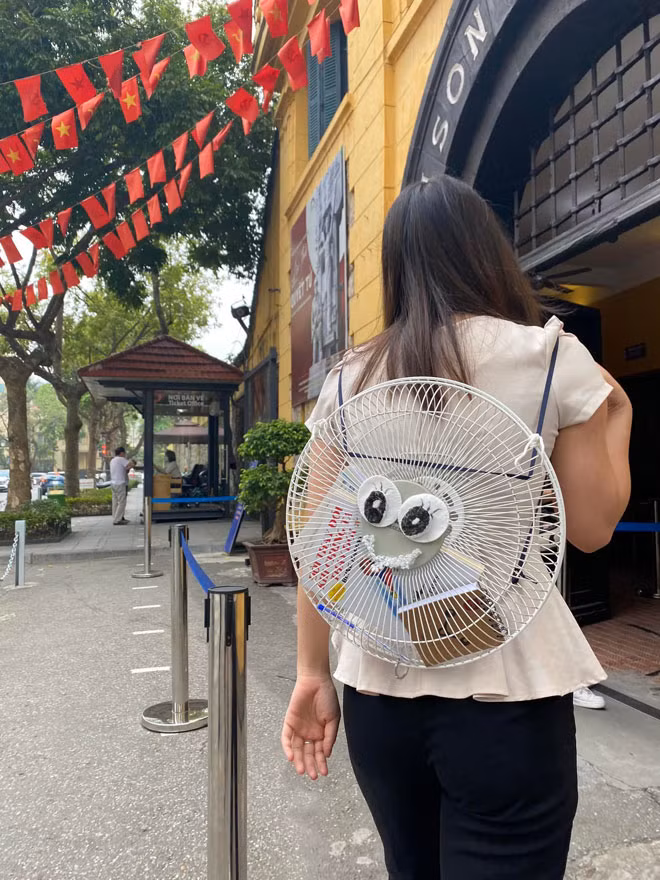 Có thể hiểu nôm na người tham gia trào lưu mạng xã hội này sẽ không dùng đến túi xách, balo để đựng các vật dụng thường ngày. Thay vào đó, người dùng sẽ sáng tạo ra những chiếc túi độc đáo khác từ bất cứ thứ gì mình thích.