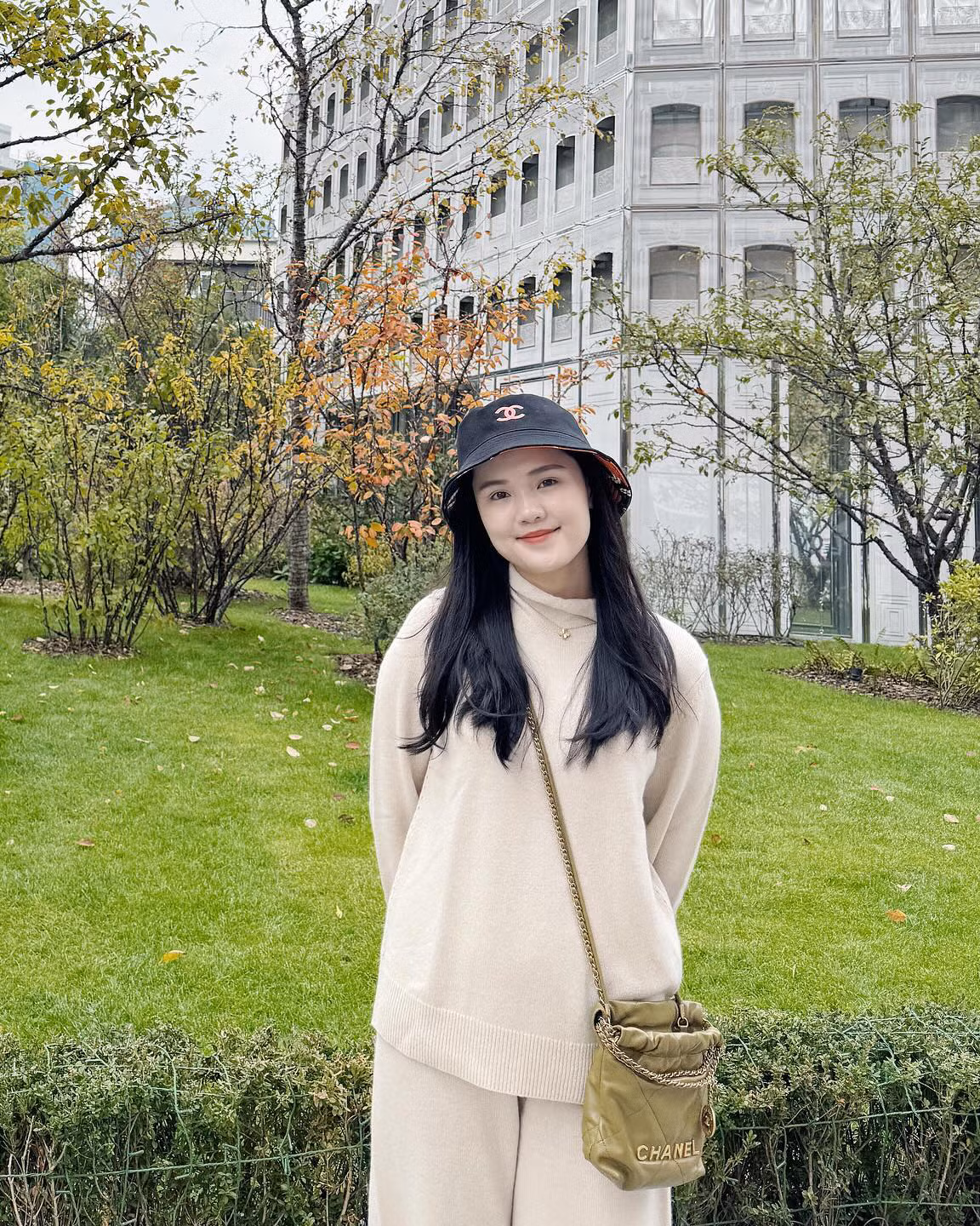 Nguyễn Quỳnh Anh sinh năm 1996, là con gái ông Nguyễn Giang Đông, cựu Chủ tịch CLB Sài Gòn và em gái của Huyền Mi, vợ cầu thủ Nguyễn Văn Quyết.