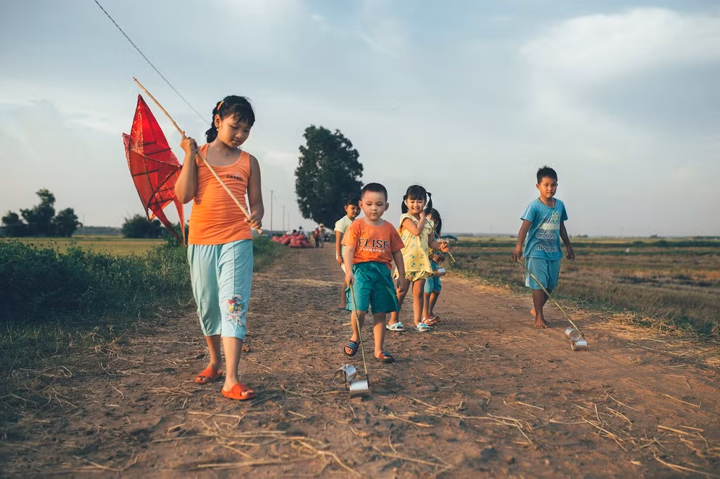 Với những bạn ở vùng nông thông, những chiếc đèn cù sẽ khác với trên phố. Nó được tận dụng từ những chiếc ống bơ sữa rồi đục lỗ, thắp nến vào trong và ánh sáng sẽ hắt ra từng những chiếc lỗ được đực sẵn.