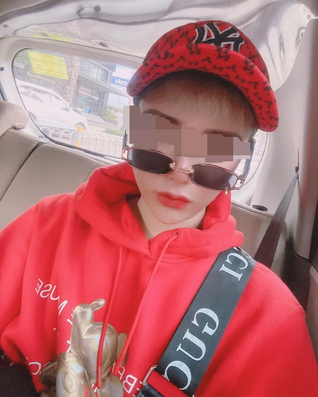 Đáng chú ý, “chàng trai Mickey” rất hay đăng bài viết nói đạo lí. Điển hình như trong 1 bài viết đón năm mới 2022, anh chia sẻ tấm hình selfie kèm caption: "Goodbye 2021. Tối nay nằm suy ngẫm lại những gì trong năm vừa qua, để sang 2022 khôn ra, ít mắc sai lầm hơn". Trong bài đăng khác, Q. viết: "Miệng nên ít nói, tự nhiên ít họa. Trong lòng ít muốn, tự nhiên ít lo. Thân mình ít sự, tự nhiên ít khổ. Duyên đến thì nên kết, duyên hết thì nên buông. Tất cả đều do mình sinh sự thì sự nó mới sinh".