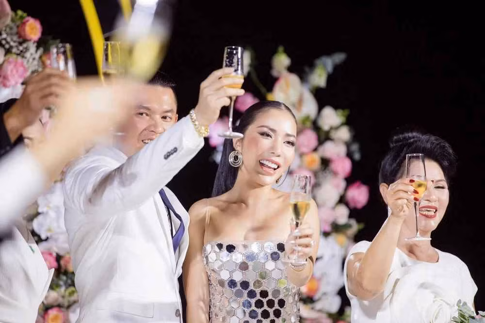 Những tấm hình diện bikini khoe vóc dáng của "cô dâu 100 cây vàng" nhận được nhiều lời khen ngợi.