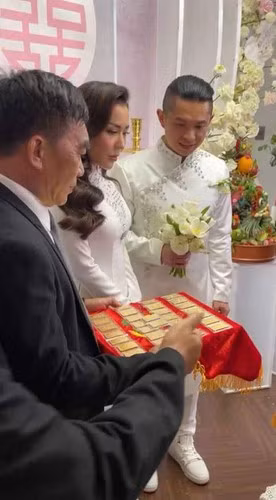 Mới đây, hình ảnh cô dâu chú rể được nhận 100 cây vàng trong lễ đính hôn xuất hiện thu hút sự chú ý của dân mạng. Giữa lúc giá vàng đang tăng mạnh, giá trị của món quà này khiến ai nấy đều trầm trồ.