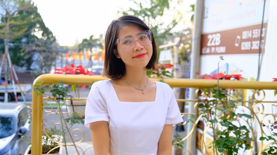 Cụ thể, Thơ Nguyễn đăng tải lời cảm ơn trên trang cá nhân: “Cảm giác lâng lâng khi quay lại vẫn được các bạn ủng hộ. 14 nghìn người xem cùng lúc. Hạnh phúc khóc luôn, thanh xuân của chị, tuổi thơ của các em đã không bị lãng quên. Vấp ngã để đứng lên, để mạnh mẽ hơn, chứ không phải nằm xuống.”
