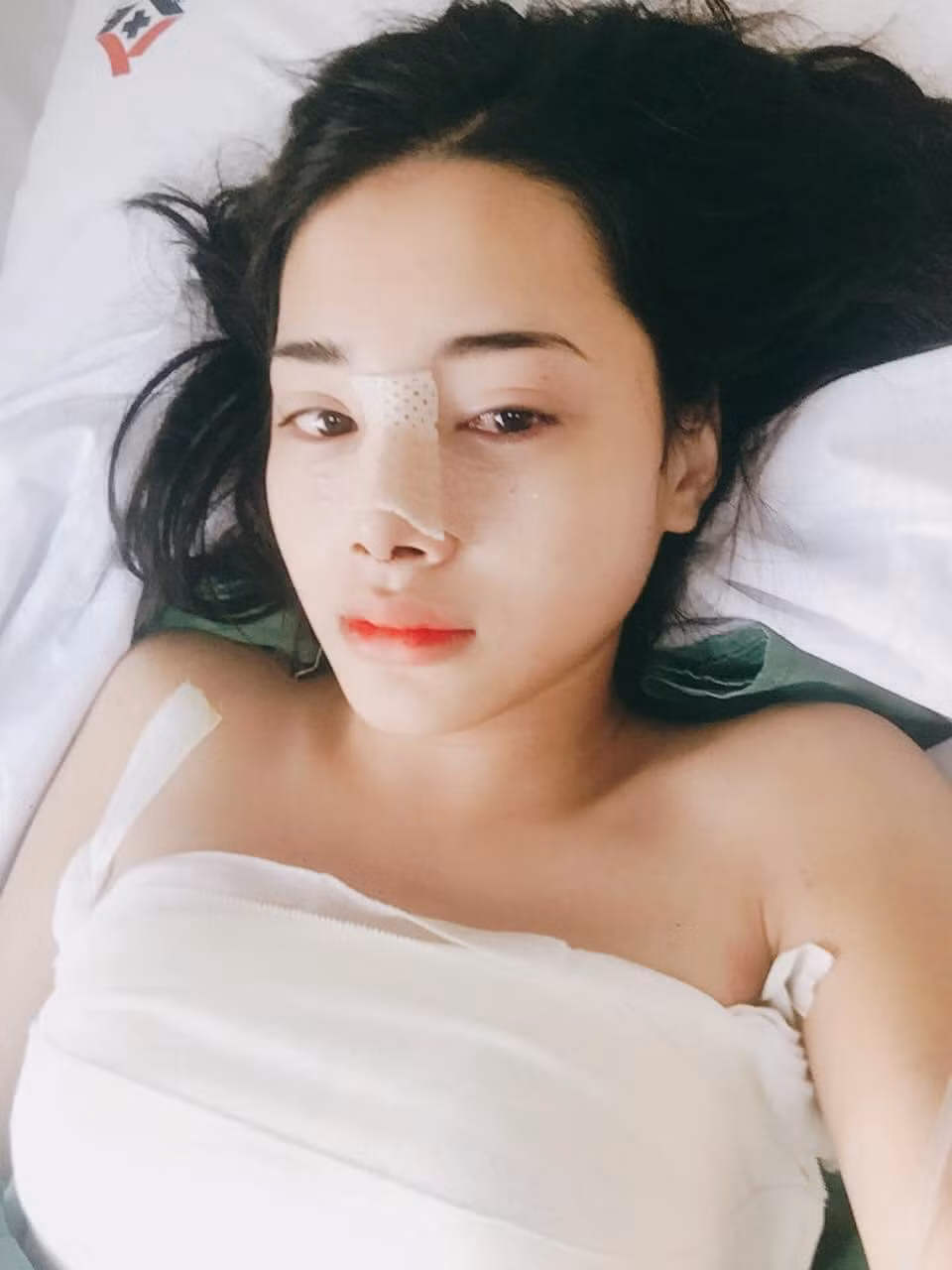 Cư dân mạng bình luận: "Nét đẹp sẵn nên hiện tại vẫn xinh xắn", "em này xinh quá, không nhận ra là người chuyển giới", "cô gái vượt lên chính mình để ngày càng hoàn thiện",...