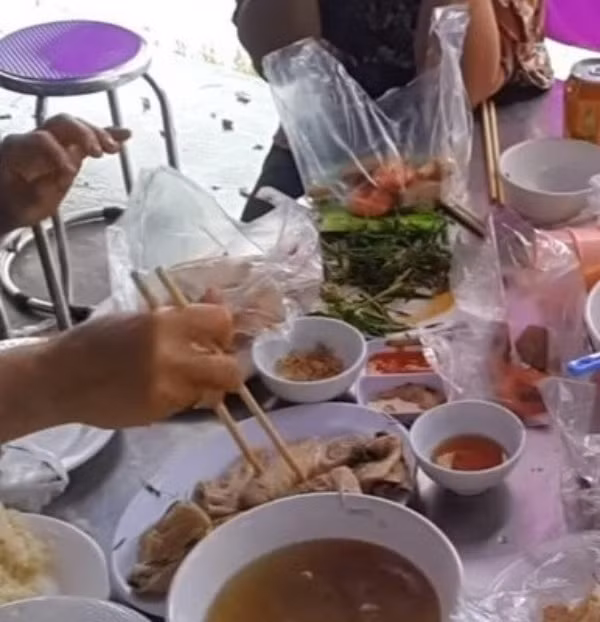 Mỗi lần nghe tin trong làng có cỗ, con trai đều mong mẹ sẽ đi vì mẹ lúc nào cũng cầm theo chiếc nón để đựng đồ ăn, có hôm là miếng thịt gà, vài con tôm, miếng giò, nắm xôi, có hôm là thịt lợn, bánh chưng, chả quế…