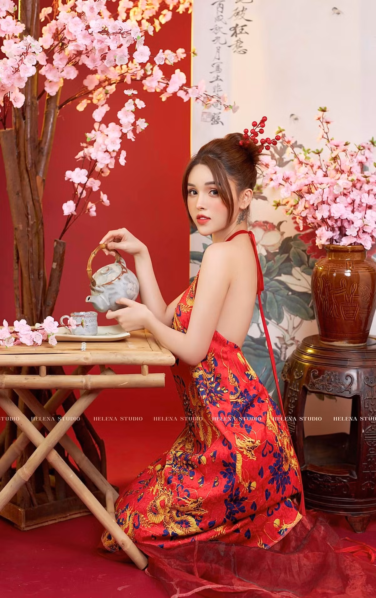 Bên cạnh đó, chiếc eo nhỏ nhắn cộng hưởng cùng vòng 3 nảy nở cũng giúp Tâm Chibi phô diễn thành công thân hình thắt đáy lưng ong mượt mà.