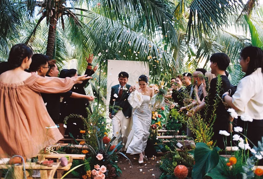 Mới đây, cộng đồng mạng xôn xao trước những hình ảnh tuyệt đẹp từ một đám cưới được tổ chức ngoài trời giữa vườn dừa xanh mát ở xứ Dừa Bến Tre. Tiệc cưới đơn giản nhưng khung cảnh vô cùng lãng mạn, sang trọng, không kém bất cứ bãi biển hay khu nghỉ dưỡng nổi tiếng nào.