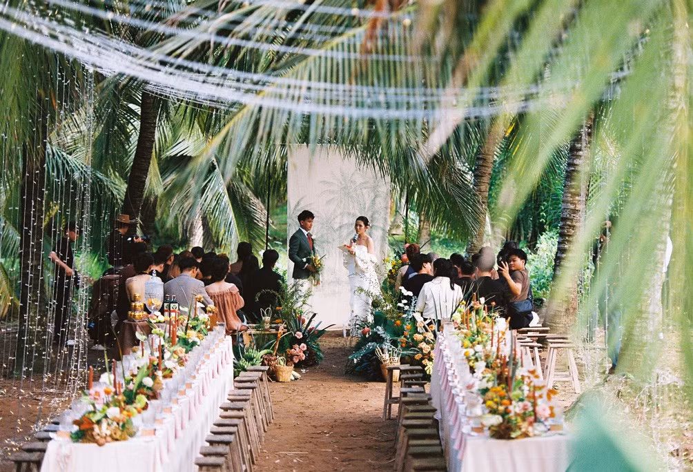 Được biết, chủ nhân của đám cưới là chú rể Khâm Nguyễn (30 tuổi, Tây Ninh) và cô dâu Châu Dương (28 tuổi, Bến Tre). Hai người đã yêu nhau 7 năm trước khi quyết định về chung một nhà.