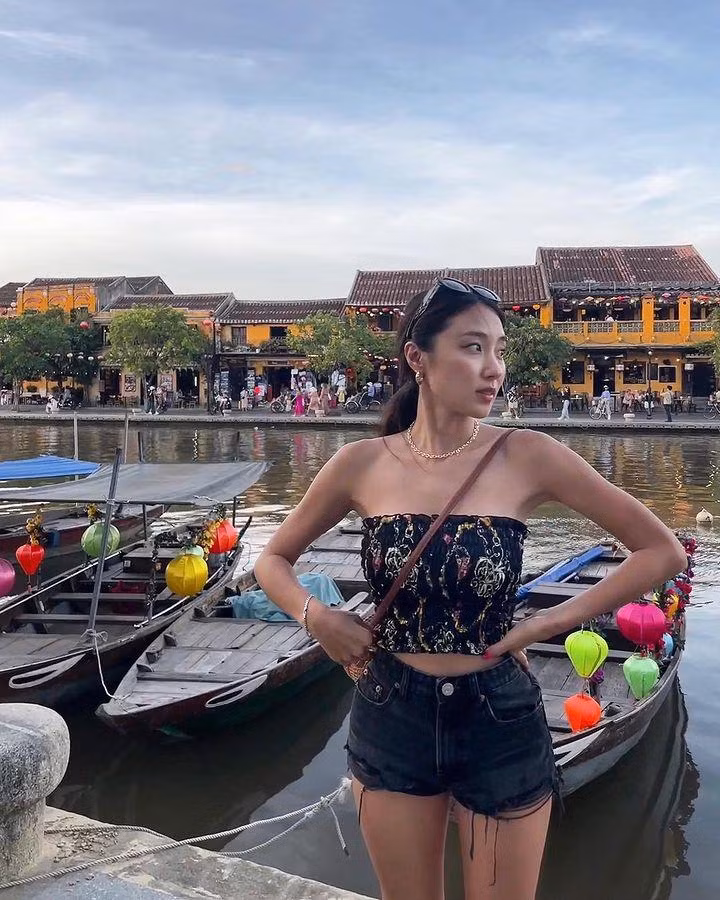 Nữ chính lựa chọn thiết kế áo dáng quây phối cùng quần ngắn, tôn hình thể săn chắc, căng tràn sức sống. Dưới phần bình luận, nhiều cư dân mạng Việt dành lời khen ngợi cho ngoại hình nổi bật của cô nàng.