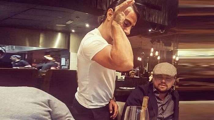 Salt Bae có tên thật là Nusret Gokce (37 tuổi), anh là một đầu bếp người Thổ Nhĩ Kỳ. "Thánh rắc muối" vô cùng nổi tiếng và hiện là chủ của chuỗi nhà hàng Nusr-Et – Turkish steak houses có chi nhánh tại nhiều quốc gia trên thế giới.