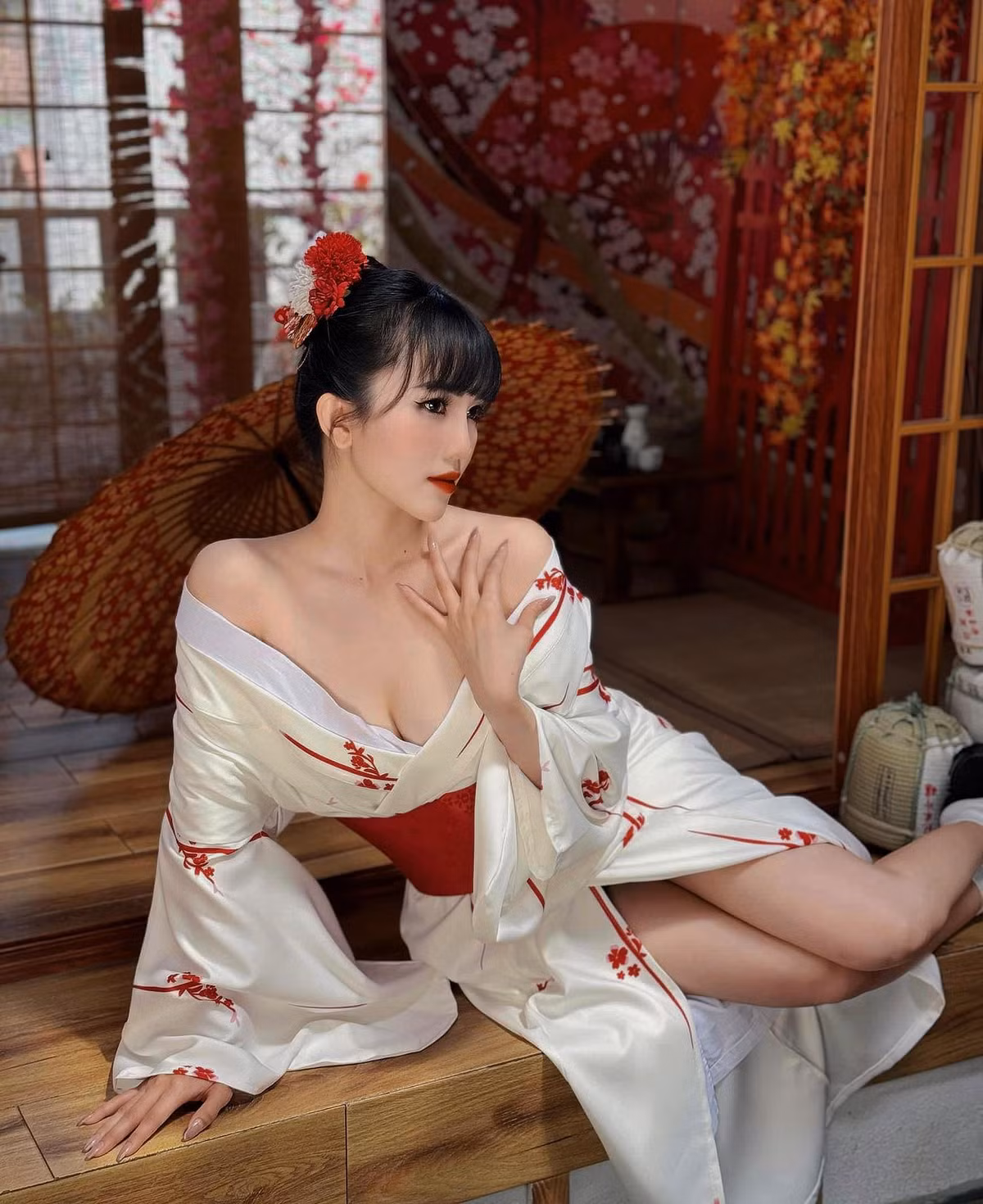 Cách đây nhiều năm, Ngọc Bích nổi tiếng với hành trình thay đổi nhan sắc một cách ngoạn mục, từ cô gái béo mập trở thành nữ huấn luyện viên gym gợi cảm, quyến rũ.
