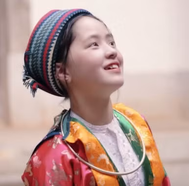 Sau đó, Vàng Thị Sinh tiếp tục tham gia một MV giới thiệu về du lịch Hà Giang.