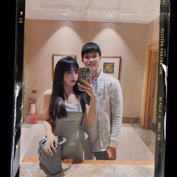 Hoàng Đức là cầu thủ đội tuyển Việt Nam có sự tiến bộ nhất trong thời gian qua. Anh không chỉ trở thành trụ cột của CLB Viettel mà còn giành được danh hiệu Quả bóng Vàng Việt Nam 2021.