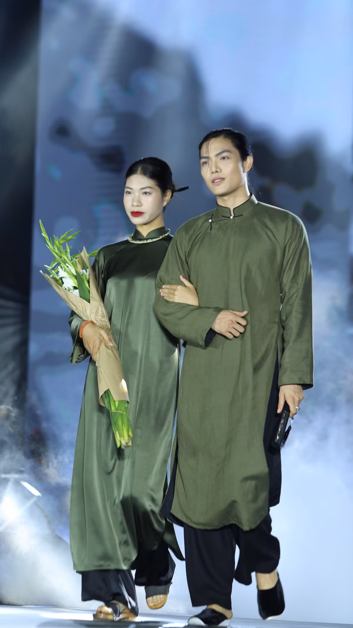 Chương trình gồm ba phần trình diễn: BST "Chốn Kinh kỳ" của thương hiệu Áo dài thêu tay TULIP, BST “La vie est belle” của thương hiệu Bella Bridal by TuArt Wedding và "Dấu xưa" của thương hiệu Áo dài Thạch Linh.