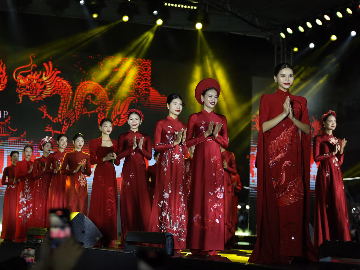 Show thoi trang ao dai cuoi hut khach Festival Thu Ha Noi 2023