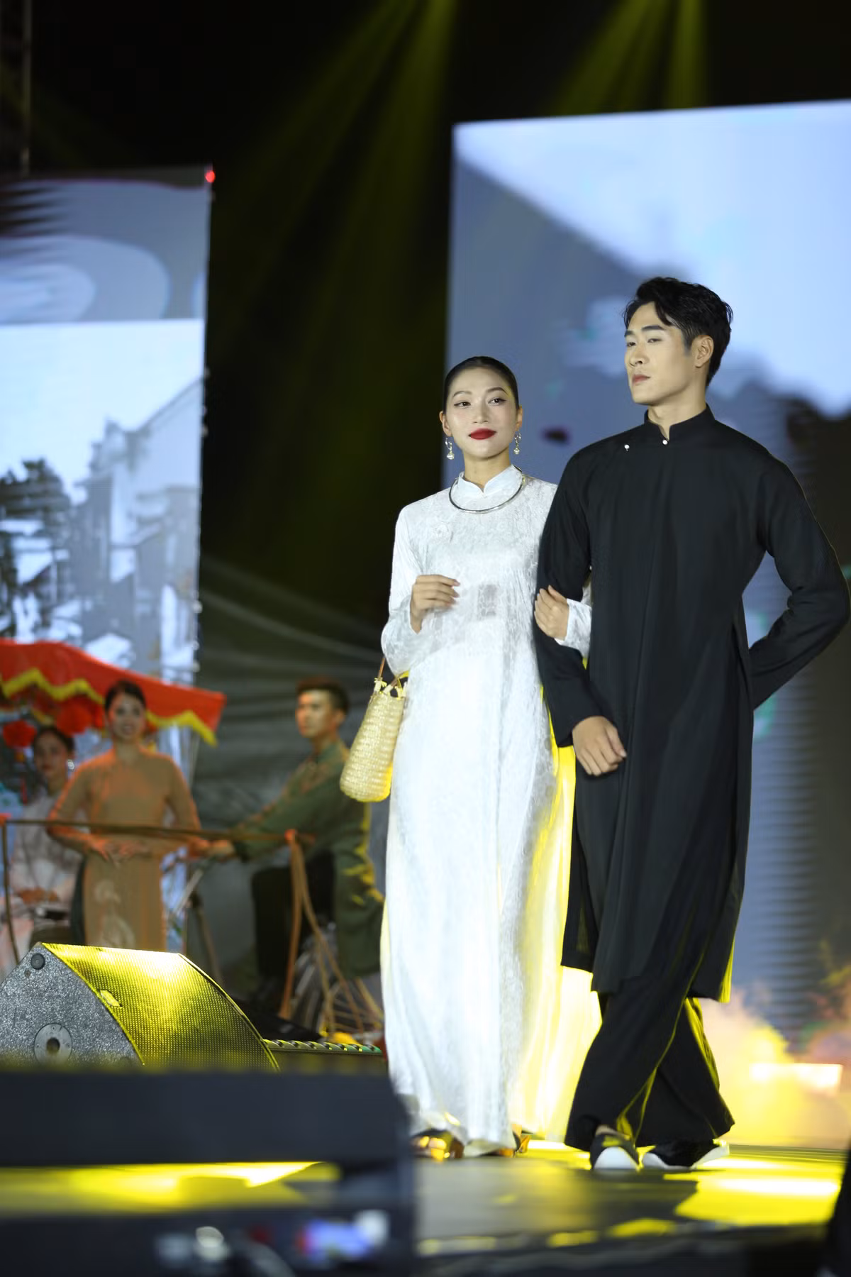 Chương trình “Autumn Wedding Fashion show” nằm trong chuỗi sự kiện Festival Thu Hà Nội năm 2023 với chủ đề “Thu Hà Nội - Đến để yêu” do Ủy ban Nhân dân thành phố Hà Nội tổ chức, diễn ra từ ngày 29/9 đến ngày 1/10 tại Không gian đi bộ hồ Hoàn Kiếm.