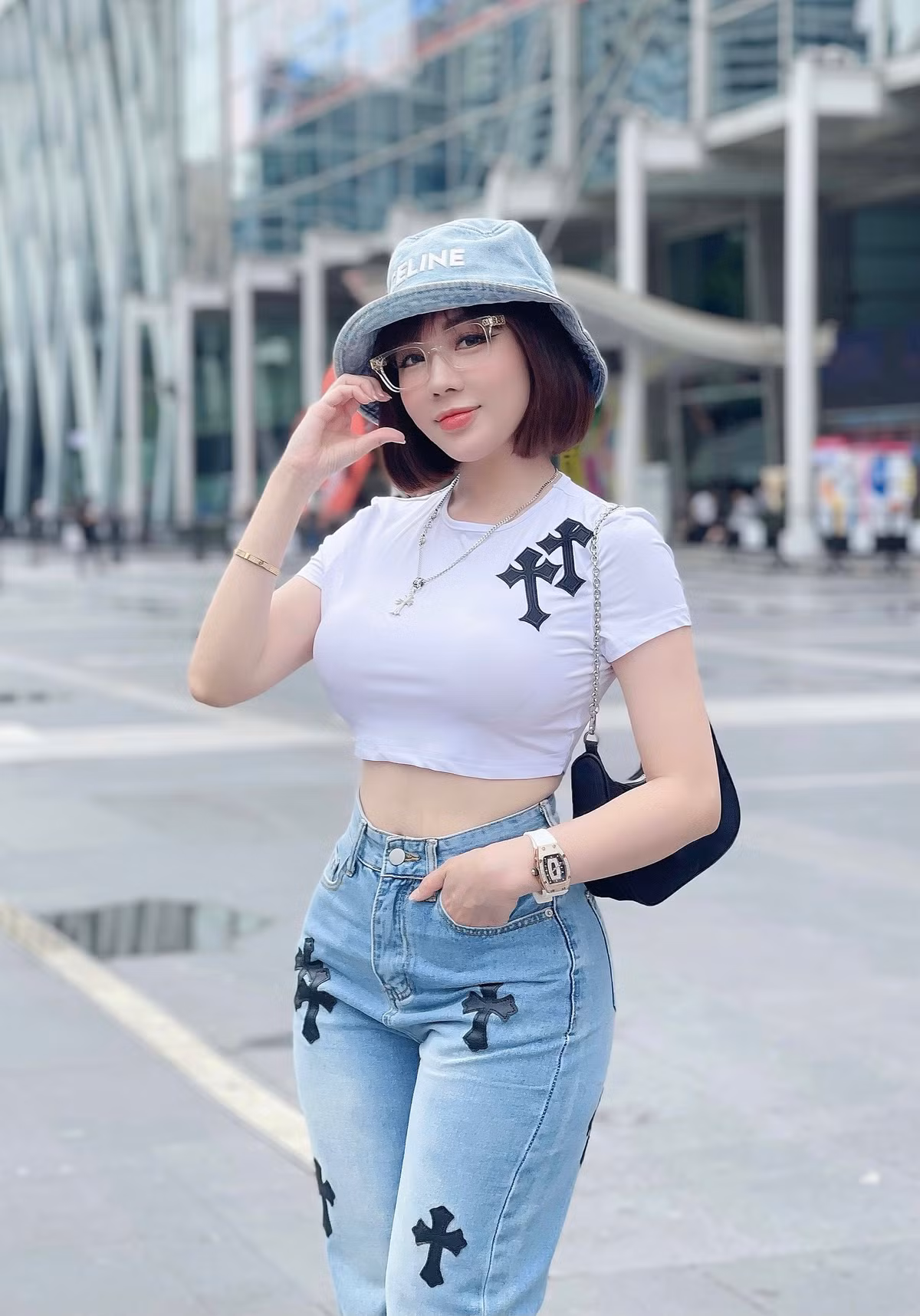 Âu Hà My được mệnh danh là cô giáo hot girl khi ngoại hình xinh đẹp, sống sang chảnh.