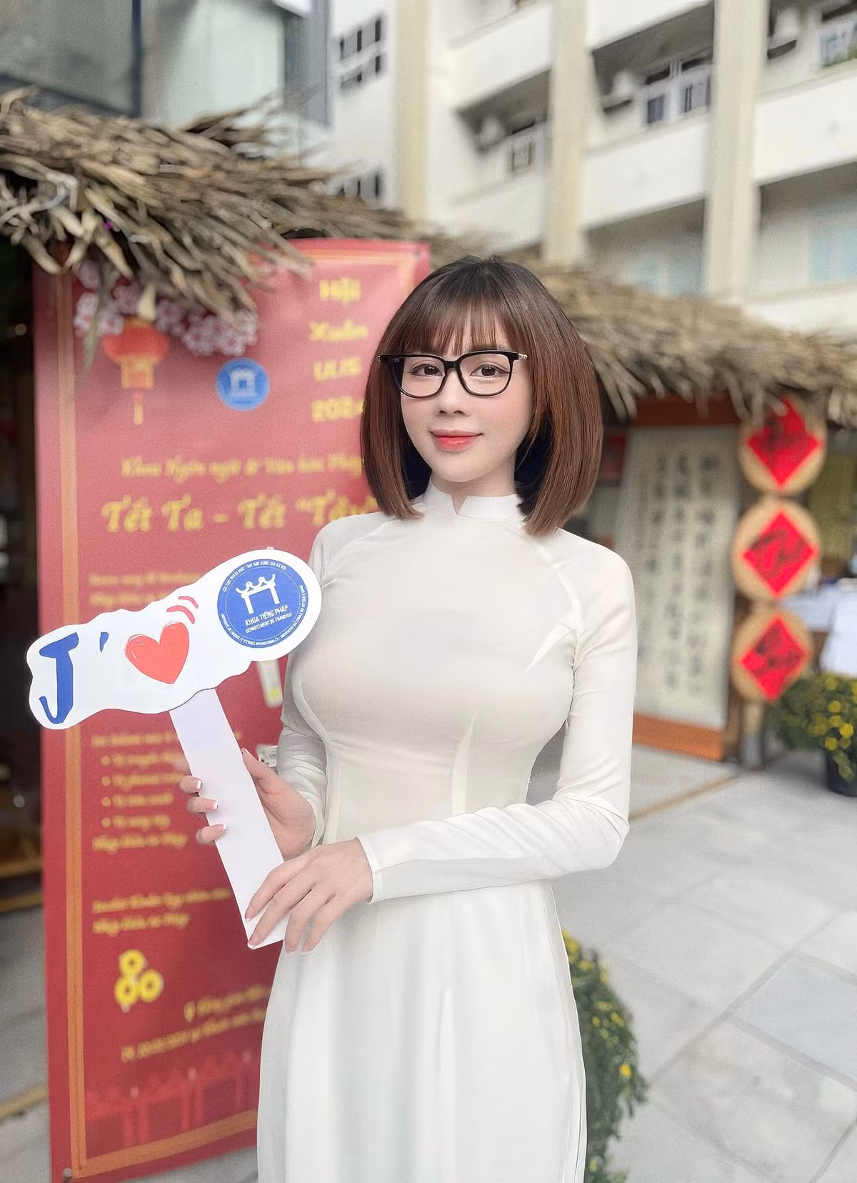 Trước đây, nữ giảng viên 29 tuổi từng tốt nghiệp Học Sư phạm Tiếng Pháp tại Trường Đại học Ngoại ngữ - Đại học Quốc gia Hà Nội.