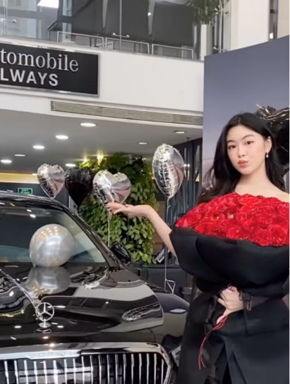 Gần đây, Lọ Lem cũng gây choáng khi tự tay "đập hộp" chiếc Maybach s450 mới toanh, giá từ 7,5 - 8,1 tỷ đồng.
