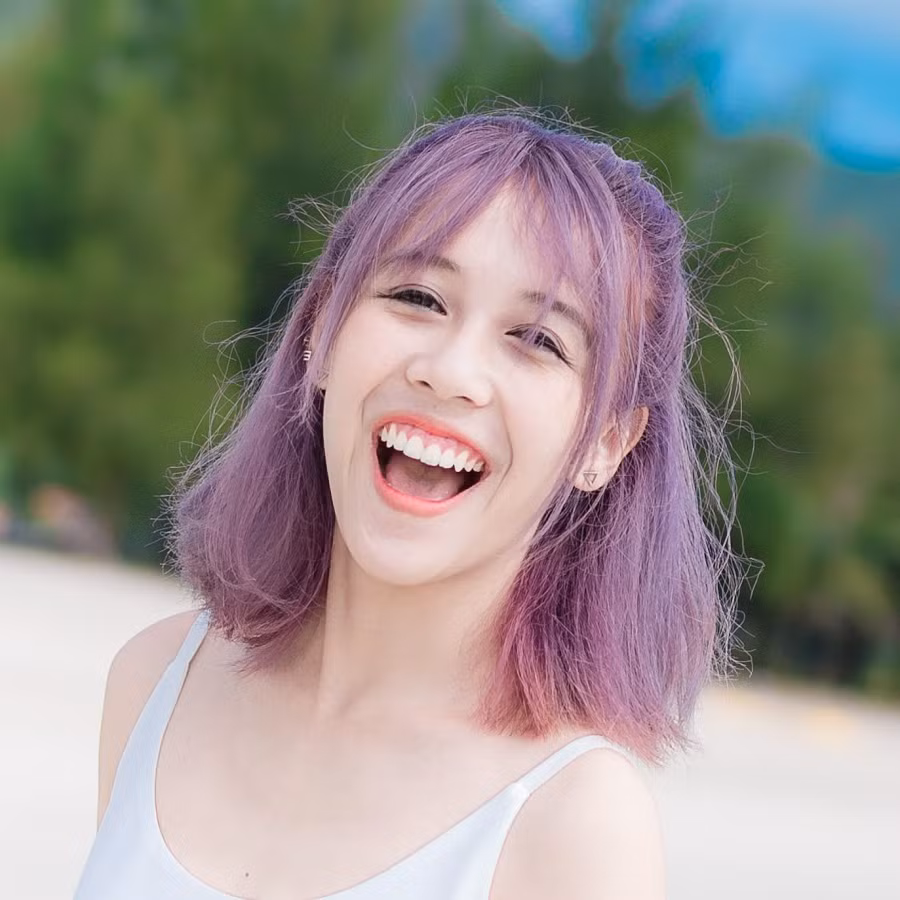 Hậu Hoàng từng là học sinh trường trung học Lômônôxốp, sau đó là trường THPT Lương Thế Vinh. Tốt nghiệp cấp 3, cô nàng đỗ vào Học viện Tài chính.