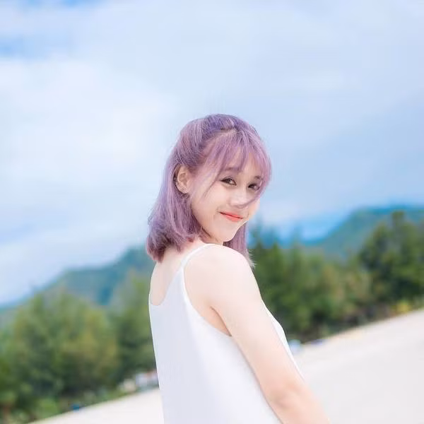 Khi học năm cuối đại học, Hậu Hoàng bắt đầu nổi lên từ clip cover Lép với mục đích troll. Đó cũng chính là bước đệm đầu tiên đưa cô đến với con đường là Youtube.