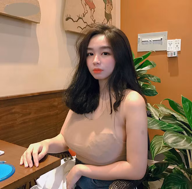 rần Minh Thiên Di sinh năm 2001, thành phố Hồ Chí Minh. Cô được cộng đồng mạng biết đến nhờ sở hữu gương mặt xinh xắn như thiên thần nhưng vóc dáng gợi cảm, đặc biệt là vòng 1 "khủng" hơn 1 mét.