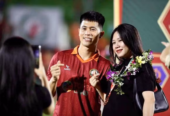 Trang Heo xuất hiện hầu hết trong những sự kiện của chồng trên sân cỏ.
