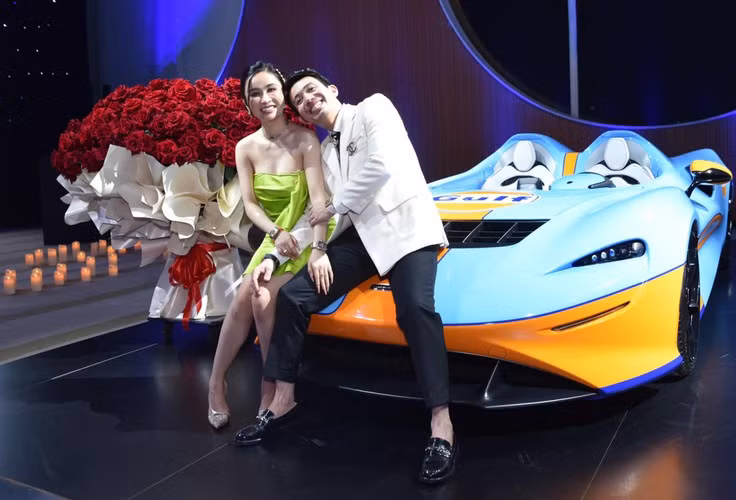 Trước đó, Mina Phạm cho biết ngày thường khi chăm con, cô không được long lanh như trên ảnh mà chỉ như bao bà mẹ bỉm sữa khác, quần thun áo phông đầu bù tóc rối".