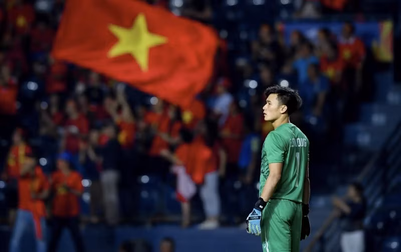 May mắn mỉm cười với Bùi Tiến Dũng khi anh gọi vào đội trẻ Thanh Hóa dưới sự tiếp quản của FLC. Kể từ đây, chuyên môn của anh ngày càng được nâng cao và cơ hội liên tục đến với chàng thủ môn 9X này.