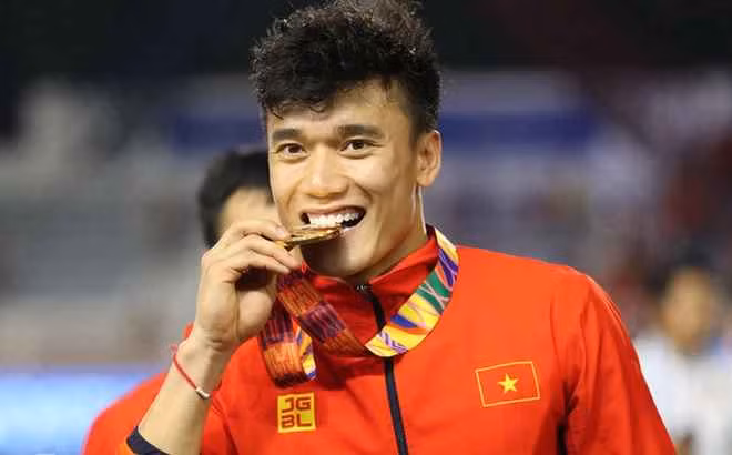 Bùi Tiến Dũng từng chia sẻ, anh xuất thân từ gia đình không có điều kiện kinh tế trong gia đình có 3 chị em. Có khoảng thời gian đã phải đi làm cả thợ hồ, làm ruộng để nuôi dưỡng đam mê.