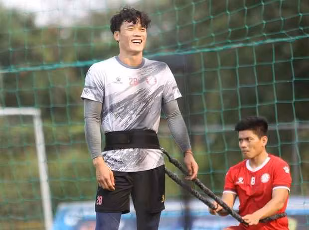 Thậm chí, Ngày còn nhỏ, Bùi Tiến Dũng phải dùng quả bưởi làm bóng để đá hay những quả bóng nhựa bị hết hơi thì nhét rác vào để đá.
