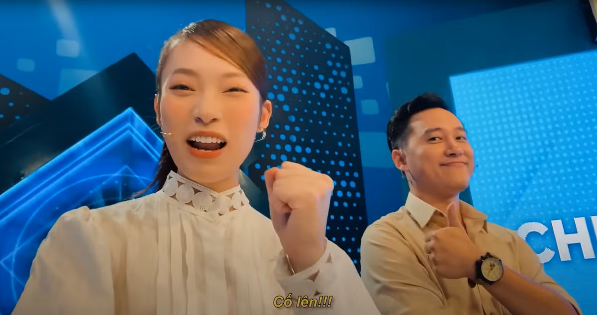 Thậm chí, cuối phần giao lưu của mình với Vlog của Khánh Vy, MC Ngọc Huy còn đưa ra nhận xét: "Làm việc với con bé này đầu nhiều khi hơi căng đấy..."