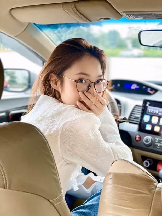 Mới đây, trong vlog của mình, Trần Khánh Vy đã chia sẻ cảm xúc khi xem chương trình Đường lên đỉnh Olympia do chính bản thân đảm nhận vai trò MC.