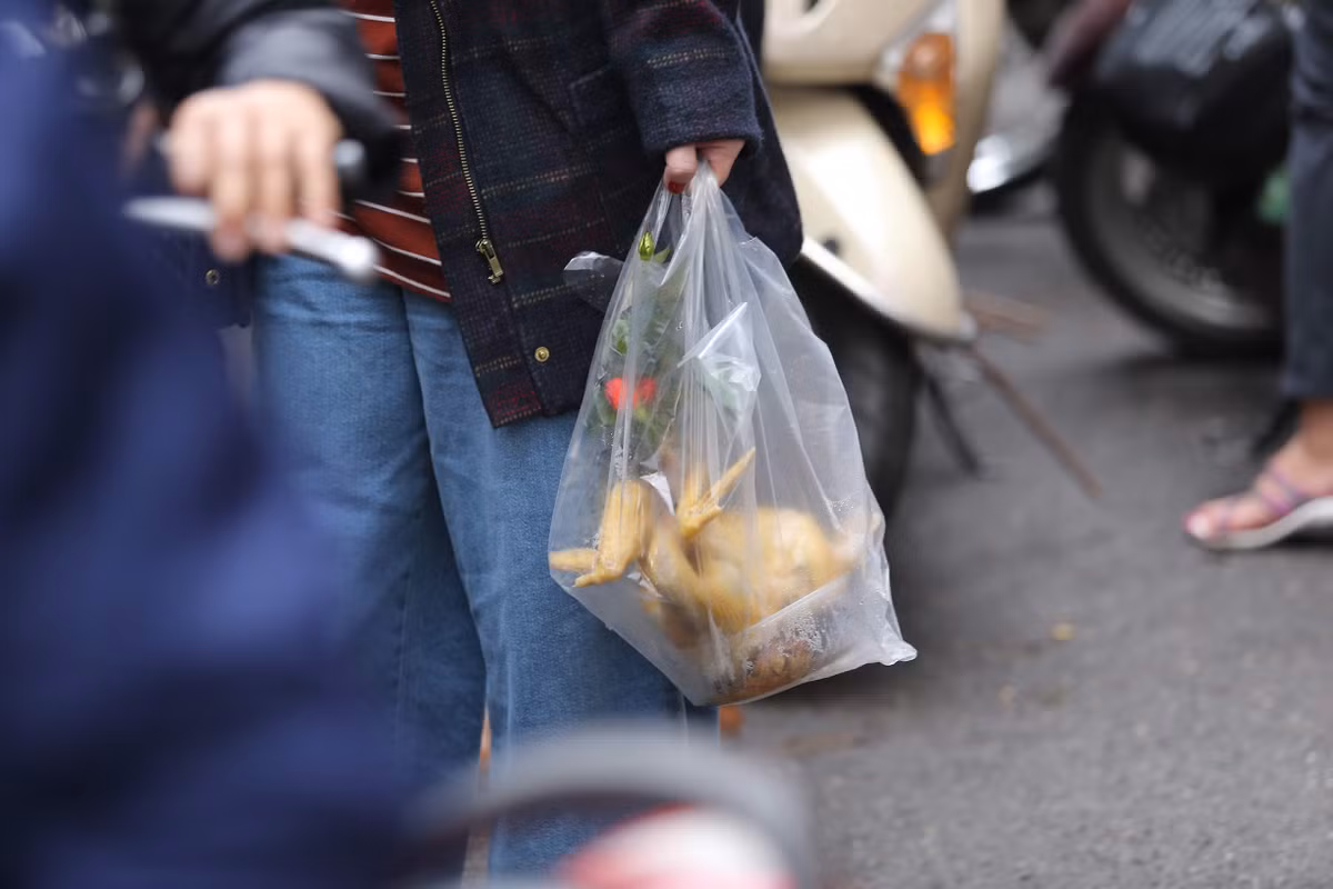 Mặt hàng gà luộc cánh tiên bán chạy nhất khu "chợ nhà giàu" phố cổ.