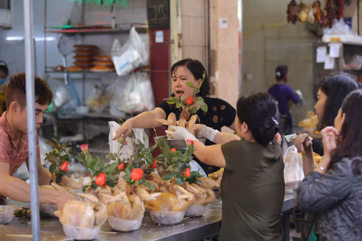 ... Giá cả năm nay các mặt hàng có vẻ cao hơn mọi năm nhưng được cái ở chợ Hàng Bè, cái gì cũng có. Nó thực sự quá tiện với những người bận bịu cuộc sống như gia đình tôi".