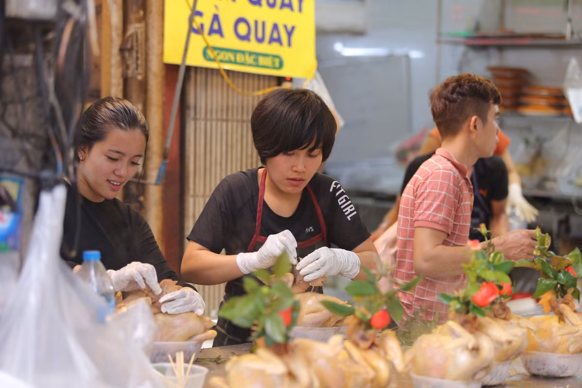Các chủ cửa hàng gà luộc cúng tỉ mỉ trang trí từng sản phẩm của mình trước khi giao cho khách.