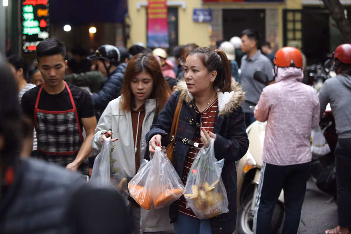 Chợ Hàng Bè có từ thời Pháp thuộc, gọi là chợ nhưng thực chất quanh các tuyến phố Gia Ngư, Hàng Bè, Cầu Gỗ... tập hợp nhiều cửa hàng, cửa hiệu, sạp hàng kinh doanh các mặt hàng ăn uống, thực phẩm thiết yếu với đời sống người dân mỗi ngày.