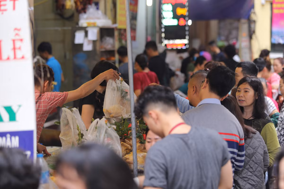 Theo chia sẻ của chị Xuân Quý (ở 15 Hàng Điếu) cho biết: "Mình làm dâu phố cổ đã 20 năm và như mọi năm, mình đều đến khu chợ Hàng Bè để sắm những mặt hàng thực phẩm được chế biến sẵn để về cúng tất niên và giao thừa....