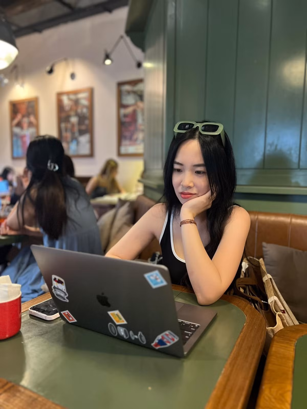 Với kinh nghiệm 10 năm làm việc trong lĩnh vực thể thao giúp nữ BTV có nền tảng kiến thức rộng, dù phải "chung mâm" với toàn các MC, BLV và khách mời lão làng cũng không bị lép vế.