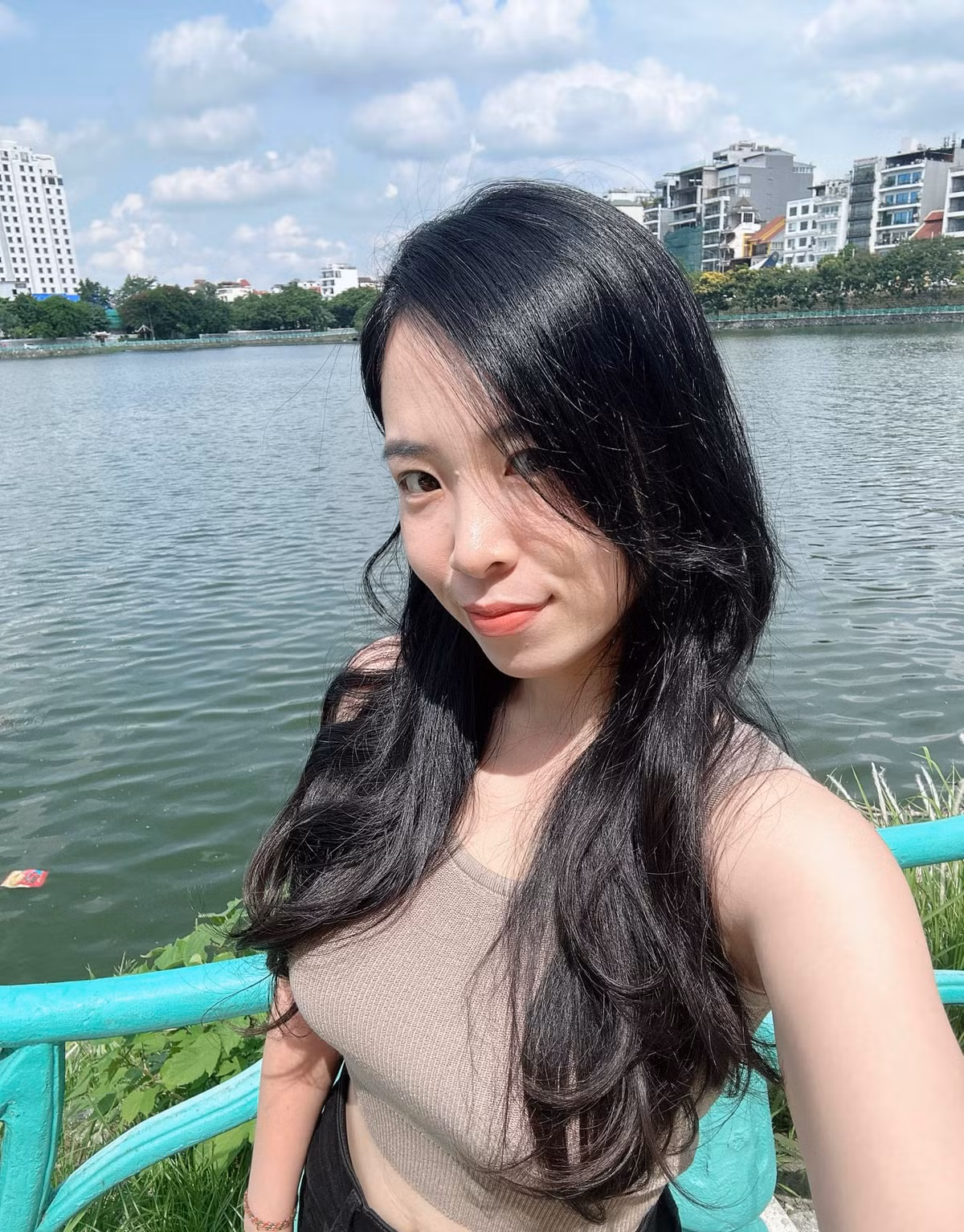 Ngoài gương mặt xinh đẹp, Nhung Anh còn có giọng nói truyền cảm, tạo sự thoải mái cho người nghe.