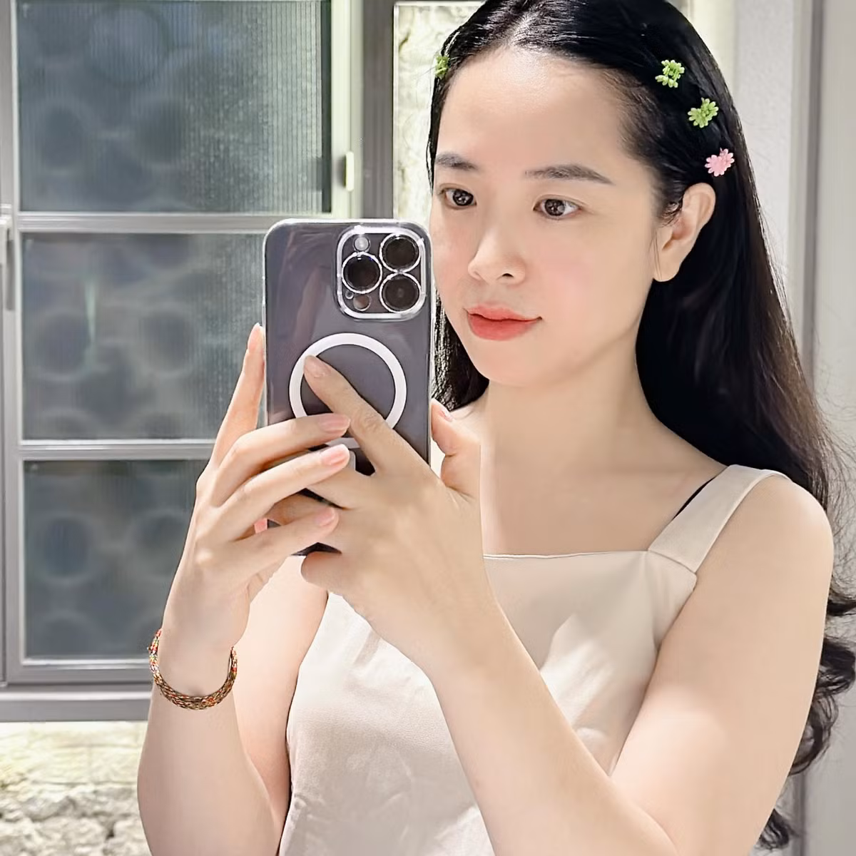 Nhung Anh thường xuyên dẫn các bản tin của ban thể thao VTV, cô nàng cũng từng "chinh chiến" tại nhiều giải đấu mà thể thao Việt Nam tham dự như AFF Cup, SEA Games... Việc đi tác nghiệp thực tế cũng giúp cô có kiến thức thực tiễn, tự tin khi bình luận hay dẫn chương trình.