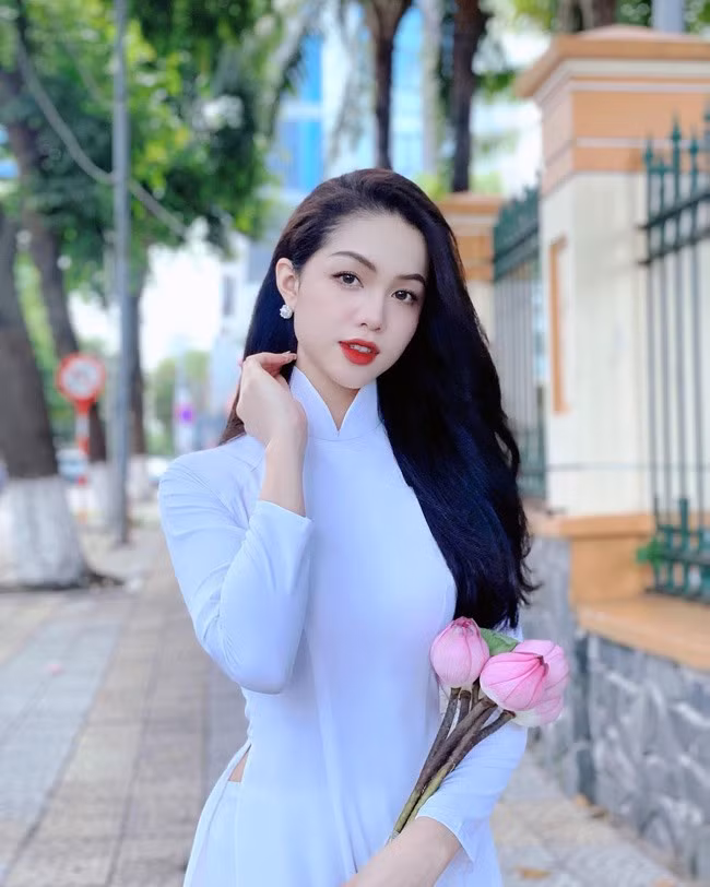 Hot girl phố núi còn được biết đến với biệt danh khác: "Cô giáo Tiếng Anh gợi cảm". Ở tuổi 24, Thiện Mỹ gây ấn tượng bởi dung nhan xinh đẹp, gương mặt thanh tú.
