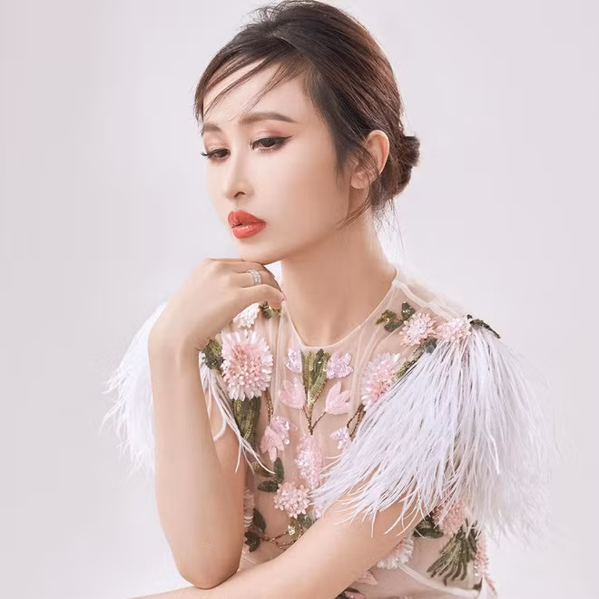 Cách đây không lâu, Mina Phạm cũng gặp vấn đề tương tự với dòng caption tiếng Anh của mình.