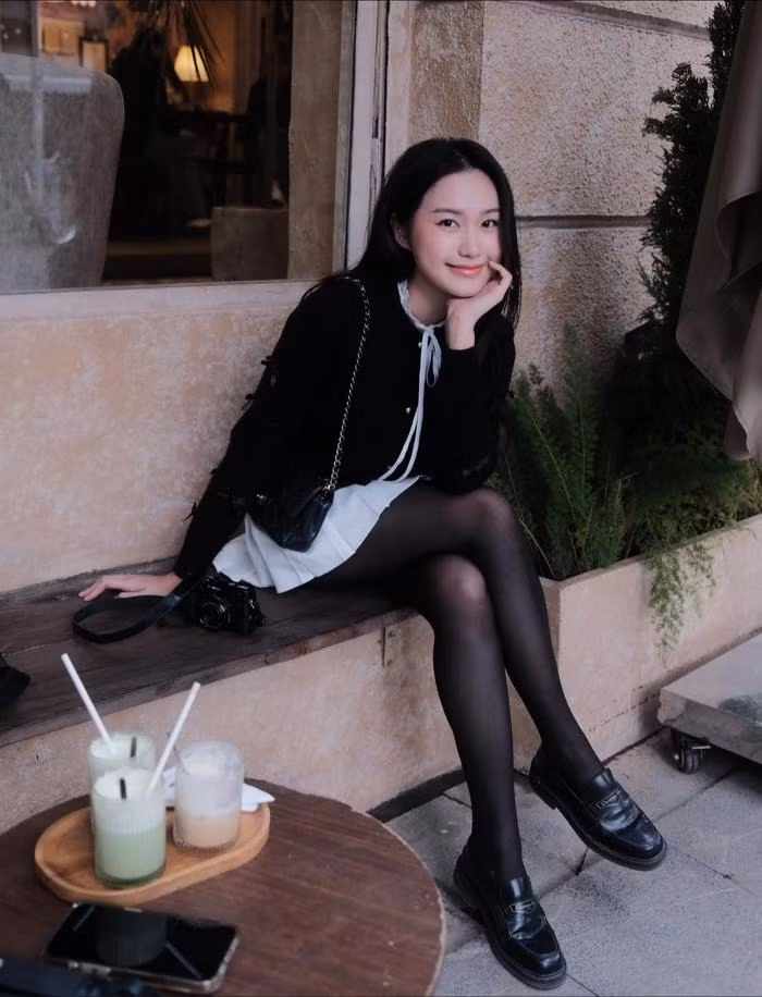 Là người đẹp thường xuyên thử sức với nhiều phong cách thời trang khác nhau, vợ Đoàn Văn Hậu khiến nhiều người thích thú khi xuất hiện trong bản phối nhuộm tông màu cổ điển.