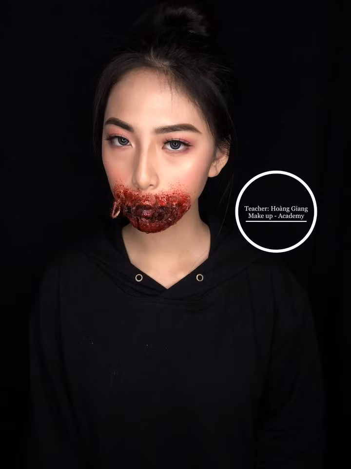 Hoàng Giang chia sẻ thêm, để hoàn thiện một gương mặt cho các bạn trẻ tham dự Halloween mất khá nhiều thời gian và trải qua nhiều công đoạn. Nhưng thành quả nhận về luôn khiến cô và khách hàng cảm thấy hài lòng.