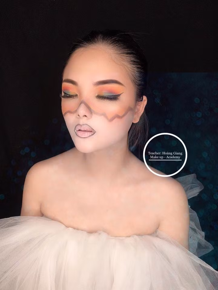 Từng bước trang điểm như tạo nền, đánh khối, tạo vệt máu... đều được Hoàng Giang chỉ dẫn nhiệt tình cho các bạn trẻ.